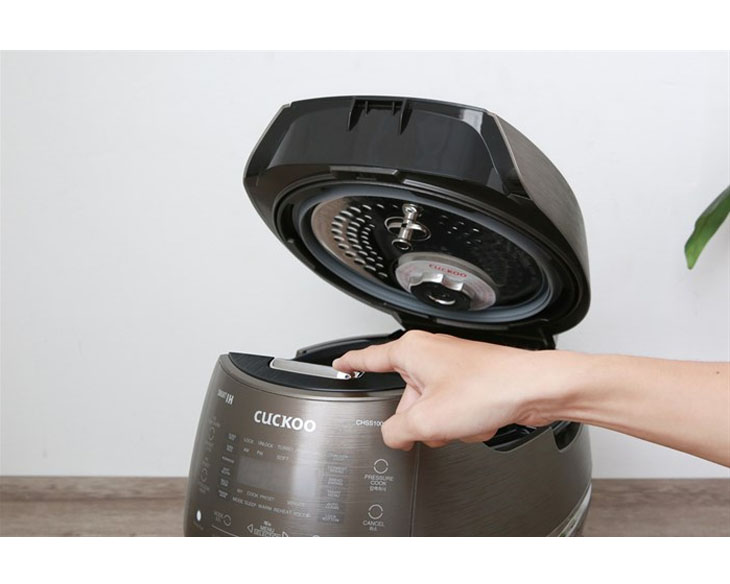Nồi cơm cao tần Cuckoo 1.8 lít CRP-CHSS1009FN giá tốt Nồi cơm cao tần Cuckoo 1.8 lít CRP-CHSS1009FN giá tốt - góc nhìn 4
