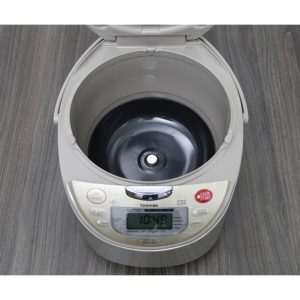 Nồi cơm cao tần Toshiba 1.8 lít RC-18RH(CG)VN chính hãng - góc nhìn 3
